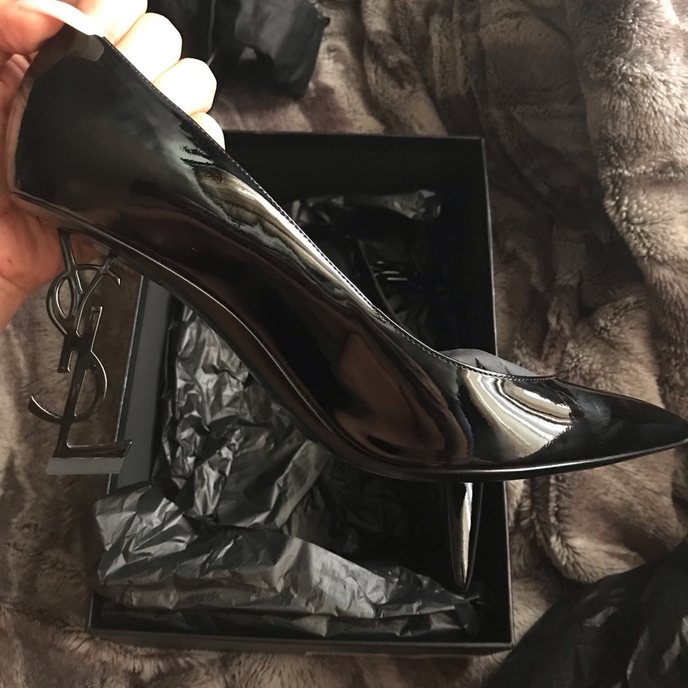 YVES SAINT LAURENT BLACK PATENT LEATHER PUMPS EU39